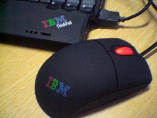 IBMのロゴの入ったホイールが赤く光るマウス